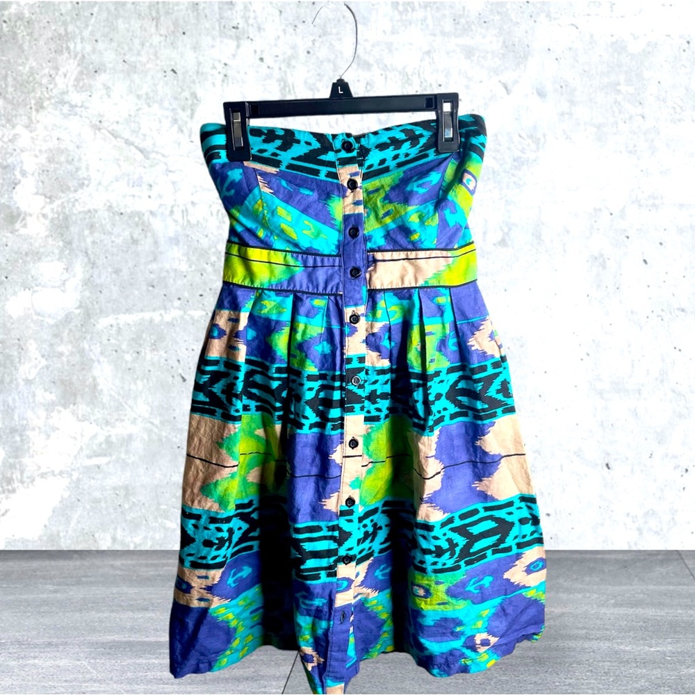 Cute strapless dress.